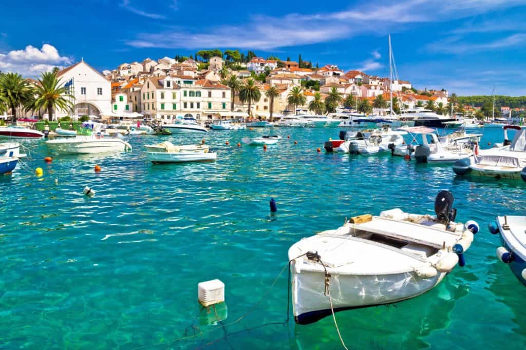 Najbolje hvarske plaže za parove, obitelji i avanturiste Najbolje hvarske plaže za parove, obitelji i avanturiste