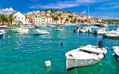 Najbolje hvarske plaže za parove, obitelji i avanturiste
